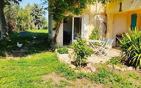 Joli Gîte d'entressen dans Mas en campagne avec piscine jeux d'extérieurs pour enfants terrain de pétanque