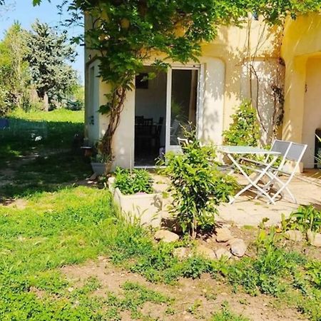 Joli Gîte d'entressen dans Mas en campagne avec piscine jeux d'extérieurs pour enfants terrain de pétanque Extérieur photo