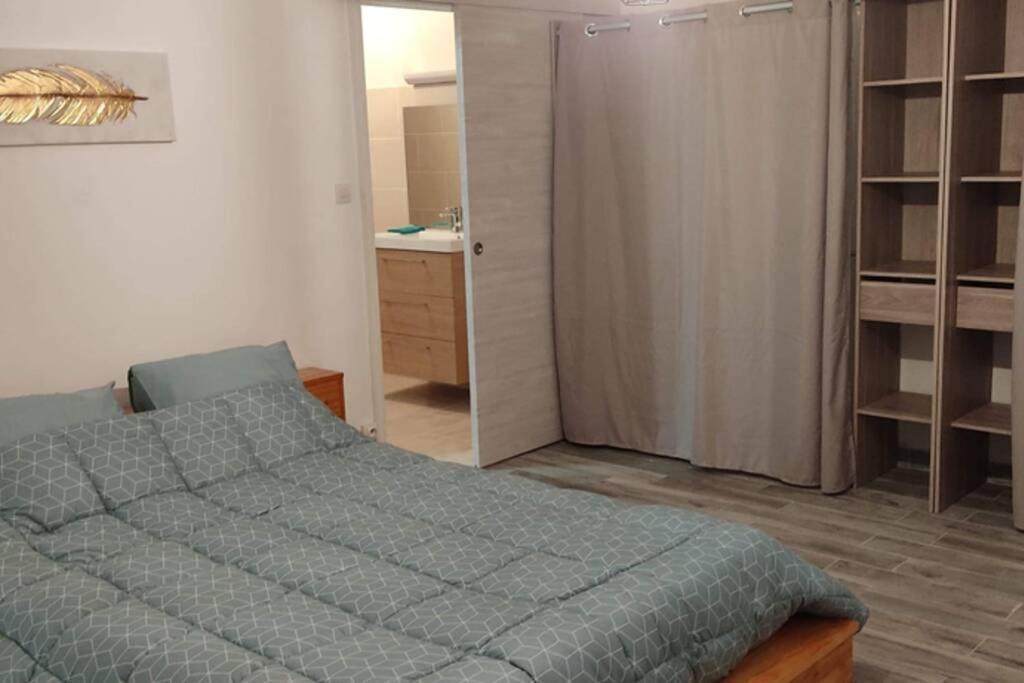 Joli Gîte d'entressen dans Mas en campagne avec piscine jeux d'extérieurs pour enfants terrain de pétanque Extérieur photo
