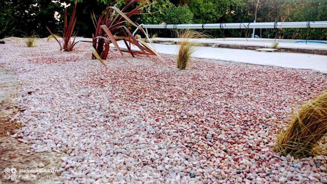 Joli Gîte d'entressen dans Mas en campagne avec piscine jeux d'extérieurs pour enfants terrain de pétanque Extérieur photo