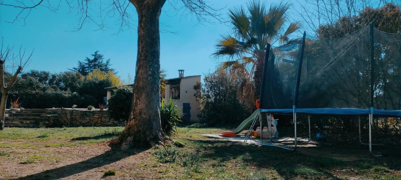 Joli Gîte d'entressen dans Mas en campagne avec piscine jeux d'extérieurs pour enfants terrain de pétanque Extérieur photo