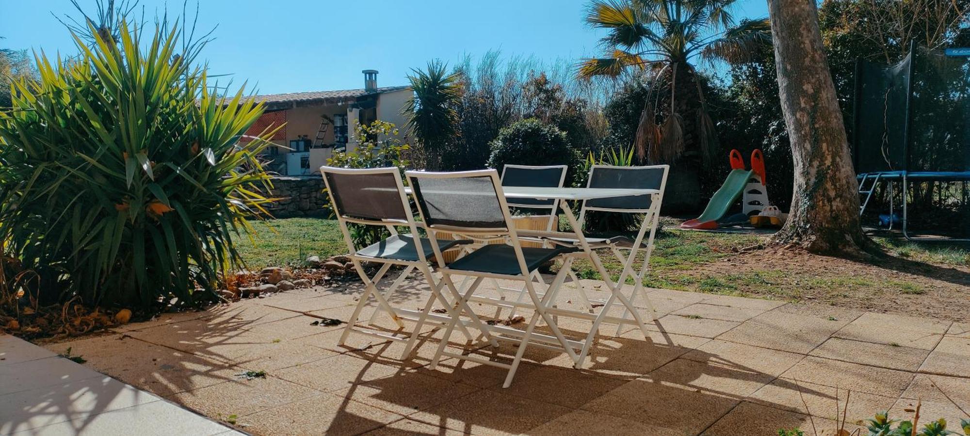 Joli Gîte d'entressen dans Mas en campagne avec piscine jeux d'extérieurs pour enfants terrain de pétanque Extérieur photo