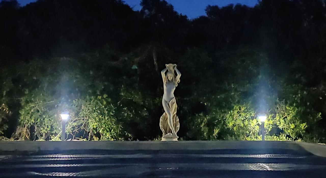 Joli Gîte d'entressen dans Mas en campagne avec piscine jeux d'extérieurs pour enfants terrain de pétanque Extérieur photo
